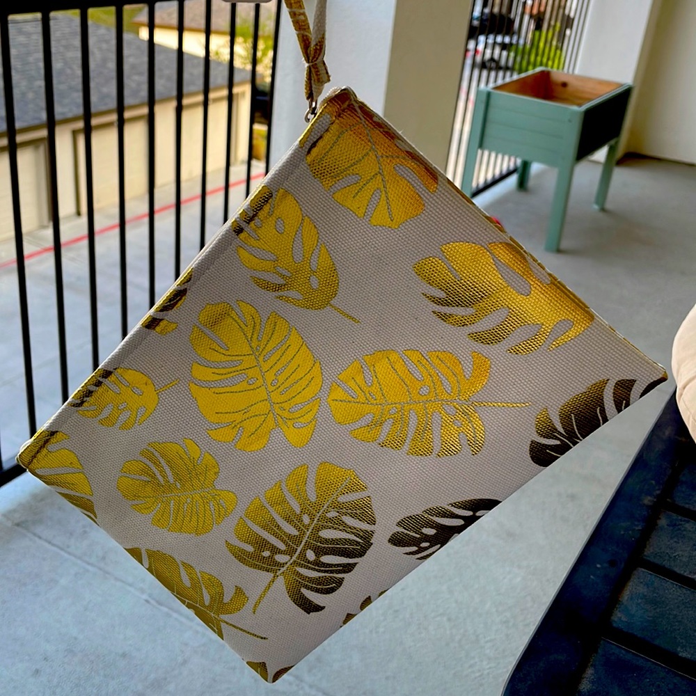 Wristlet bag